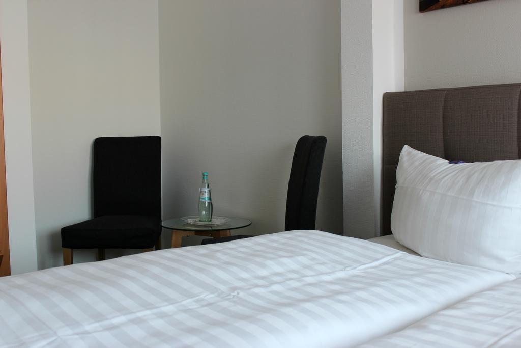 Hotel Und Restaurant "Zur Zwiebel" ペーネミュンデ エクステリア 写真