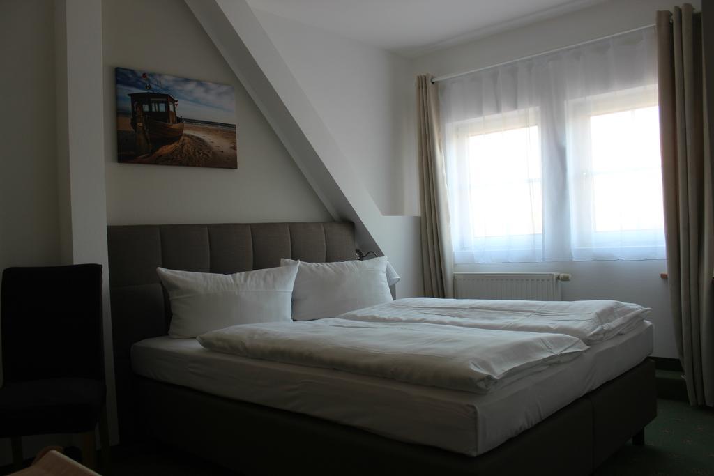 Hotel Und Restaurant "Zur Zwiebel" ペーネミュンデ エクステリア 写真