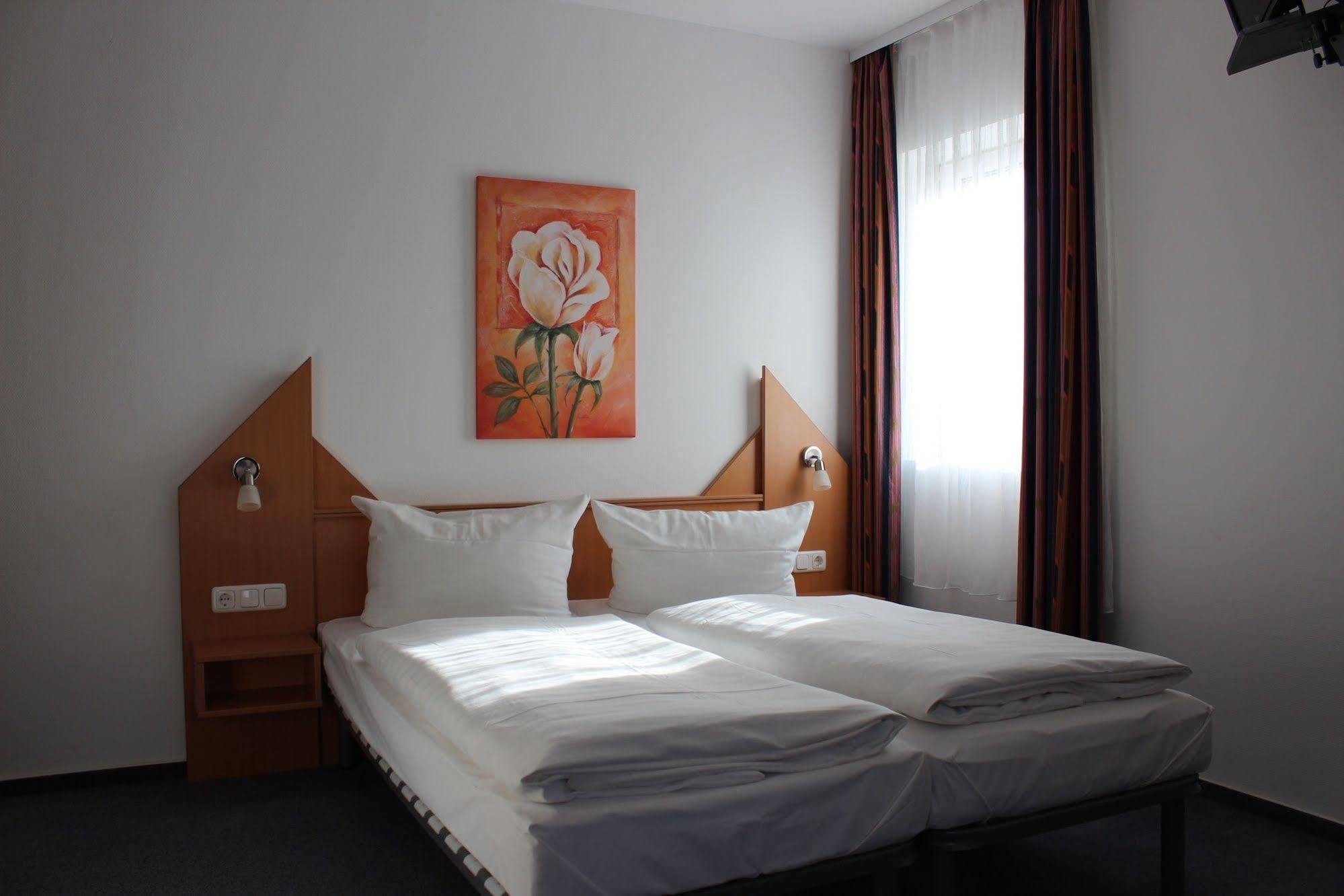 Hotel Und Restaurant "Zur Zwiebel" ペーネミュンデ エクステリア 写真